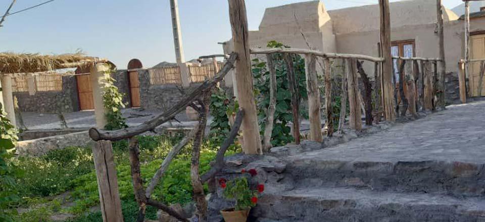 اقامتگاه بوم گردی ننو عذرا بردسیر