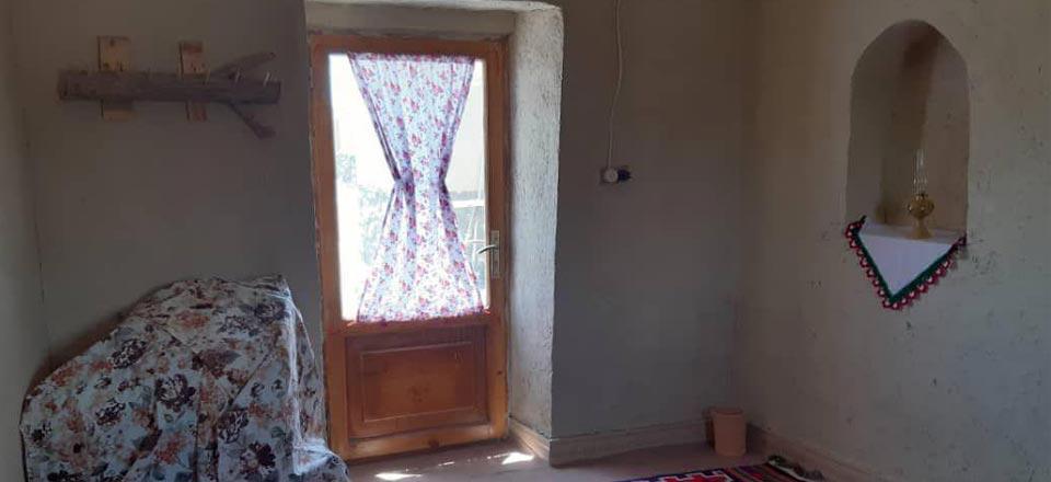 اقامتگاه بوم گردی ننو عذرا بردسیر