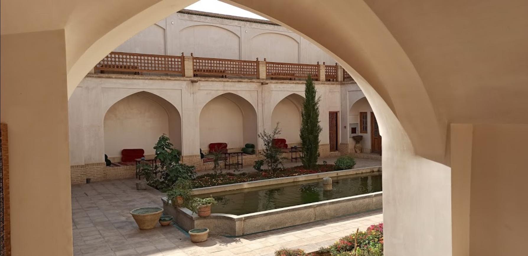 اجاره اقامتگاه سنتی خانه ادیب در کاشان