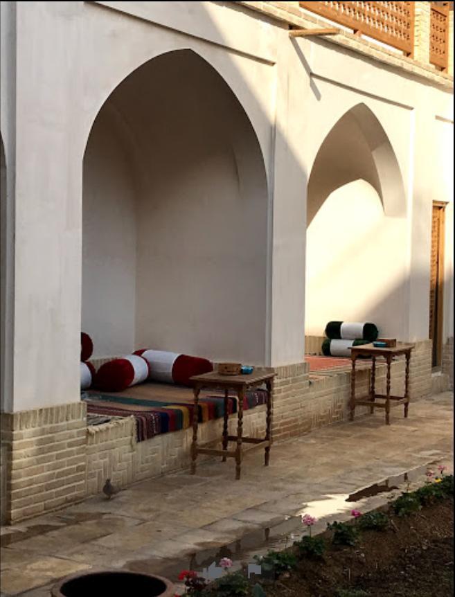 اجاره اقامتگاه سنتی خانه ادیب در کاشان