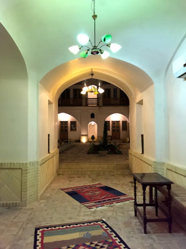 اجاره اقامتگاه سنتی خانه ادیب در کاشان