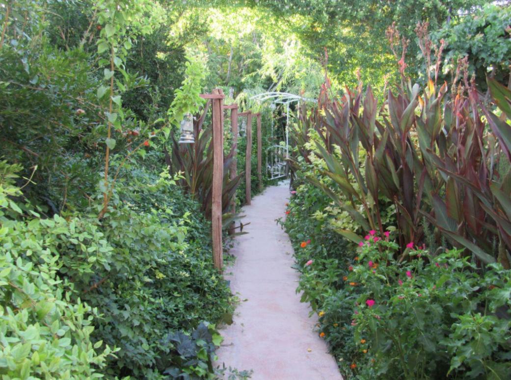 اقامتگاه بوم گردی باغ گلها در ارسنجان