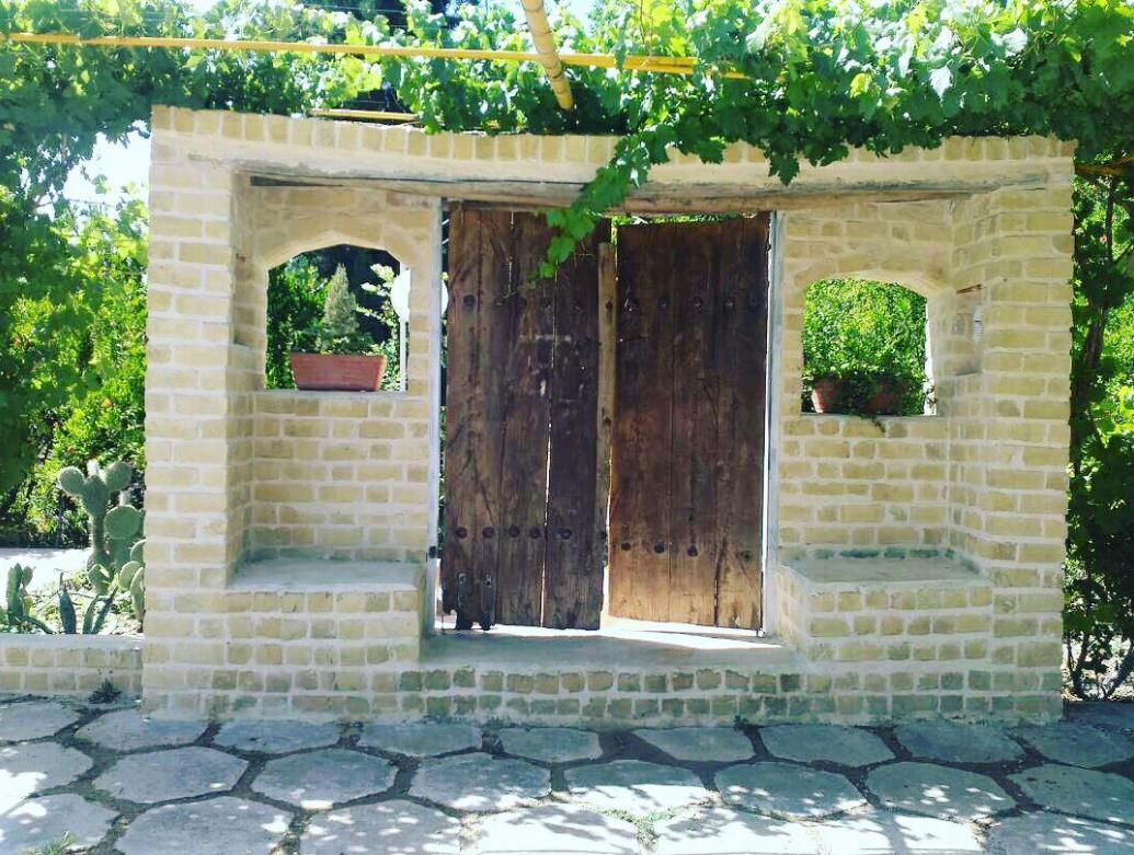 اقامتگاه بوم گردی باغ گلها در ارسنجان