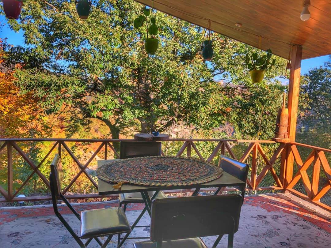 ویلای جنگلی چسبیده به دریاچه سد اقامتگاه وارش