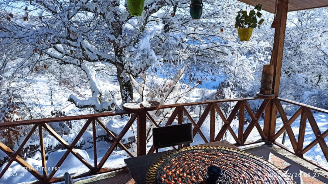 ویلای جنگلی چسبیده به دریاچه سد اقامتگاه وارش