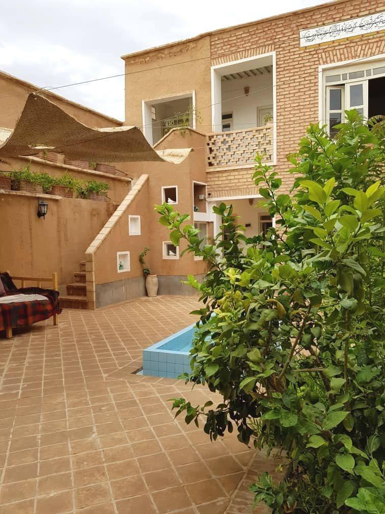 اقامتگاه بوم گردی نیمروز در سروستان