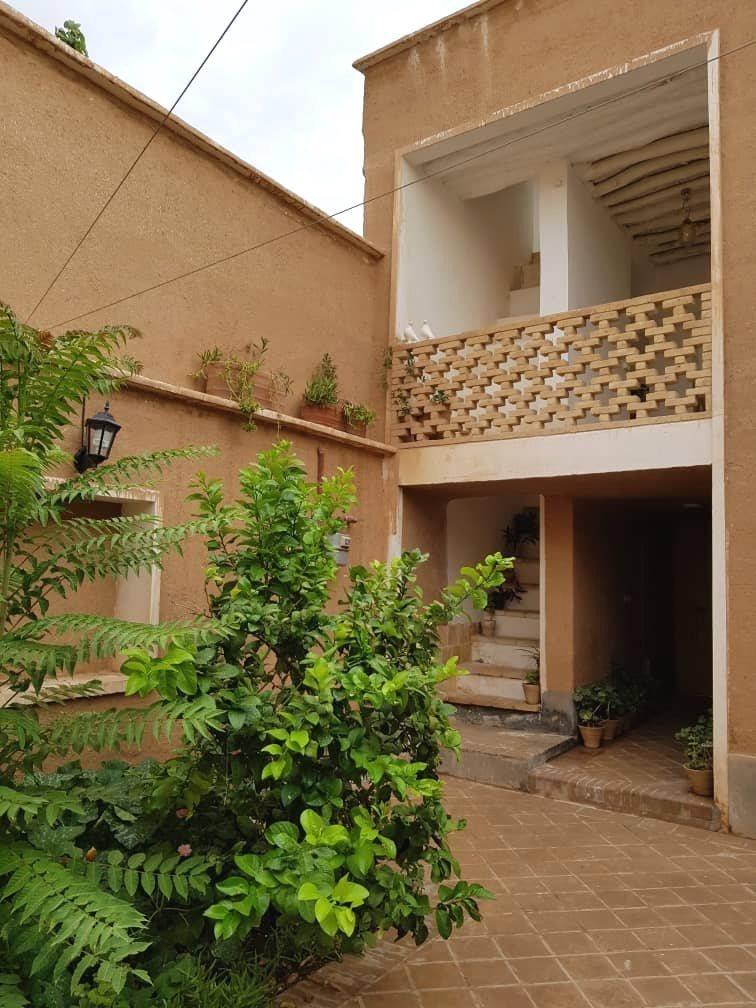 اقامتگاه بوم گردی نیمروز در سروستان