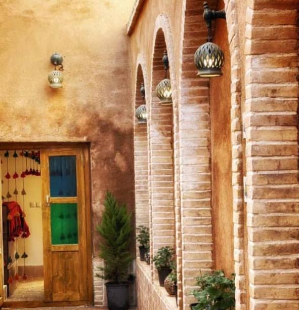 اجاره اقامتگاه سنتی عمارت عندلیبان یزد