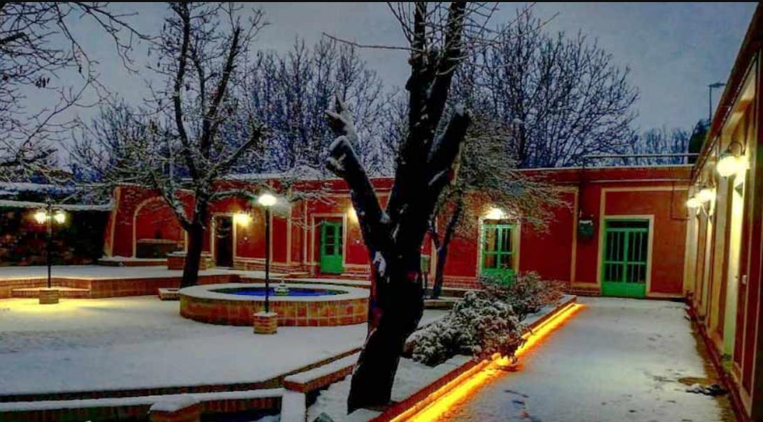 اقامتگاه بوم گردی سرای گلاب لاله زار بردسیر