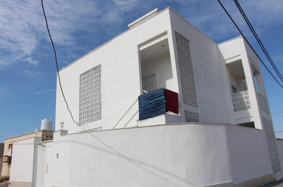 اقامتگاه بادگیر سفید در جزیره هنگام