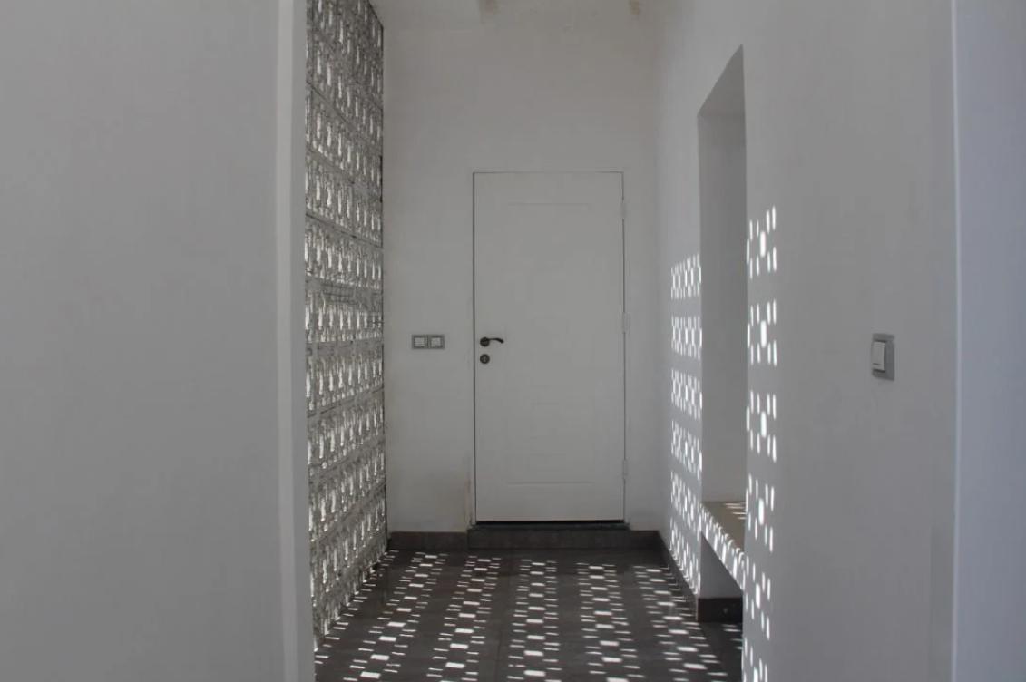 اقامتگاه بادگیر سفید در جزیره هنگام