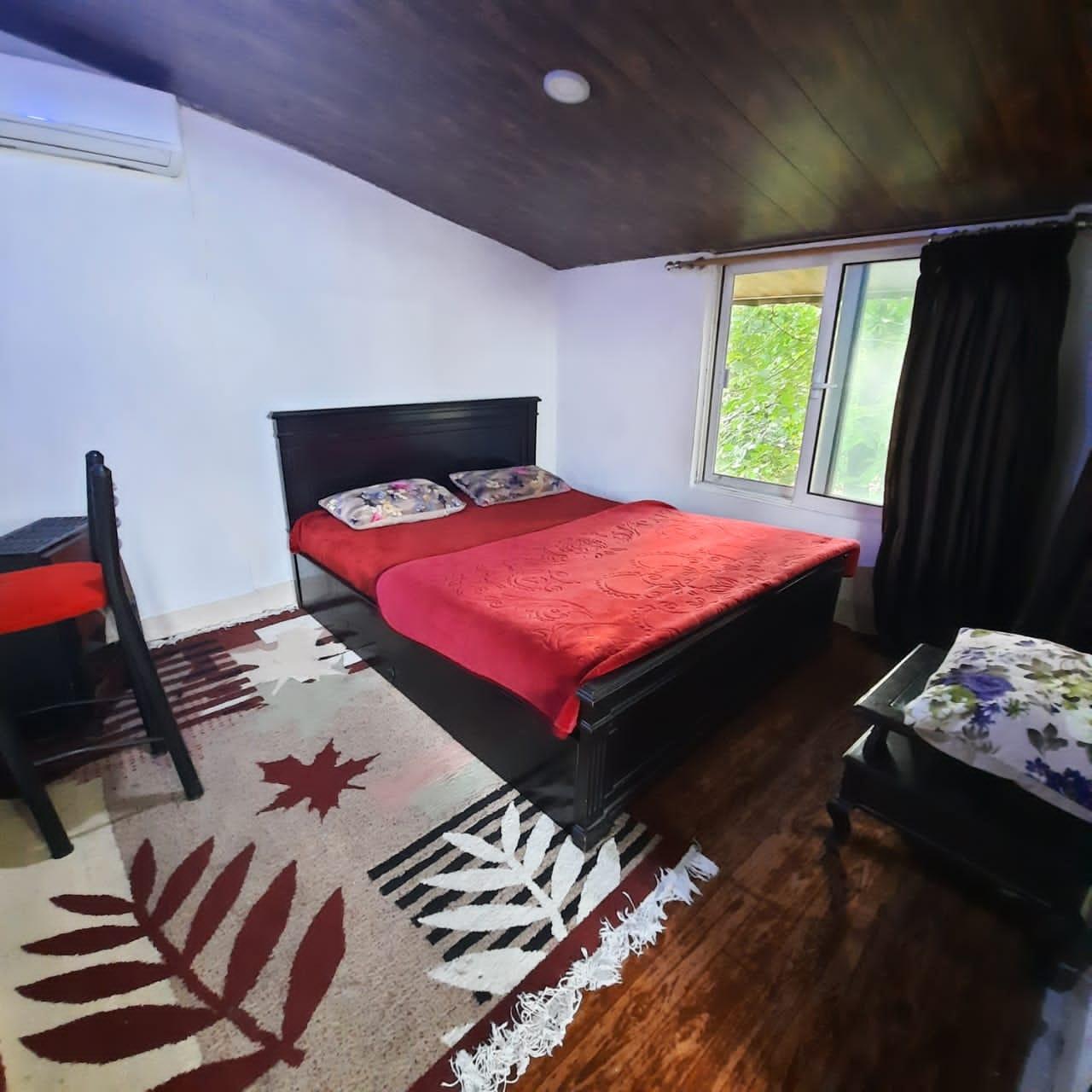 ویلا ساحلی استخردار با تراس رو به دریا و جنگل