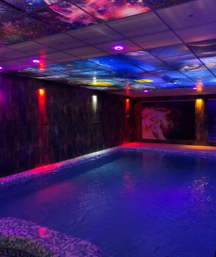 اجاره ویلا با استخر سرپوشیده کردان