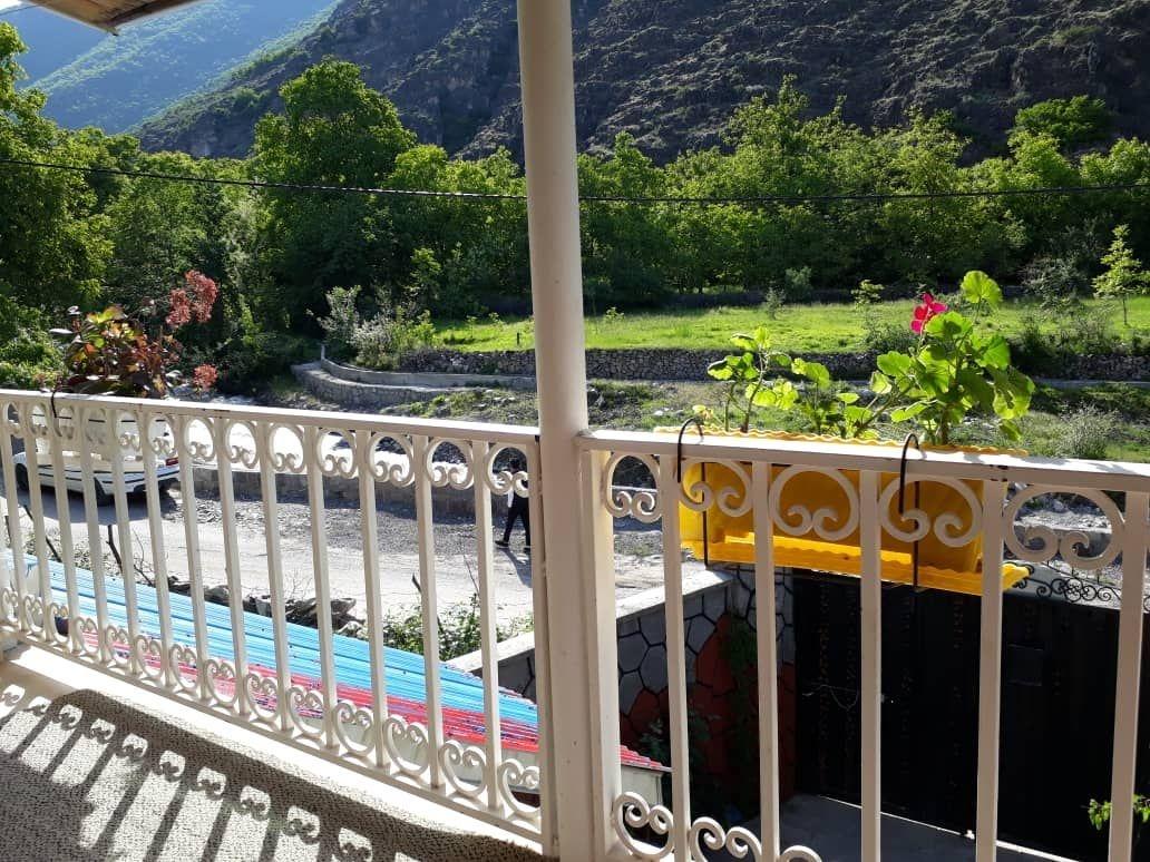 ویلا کنار رودخانه چشم انداز کوه و جنگل