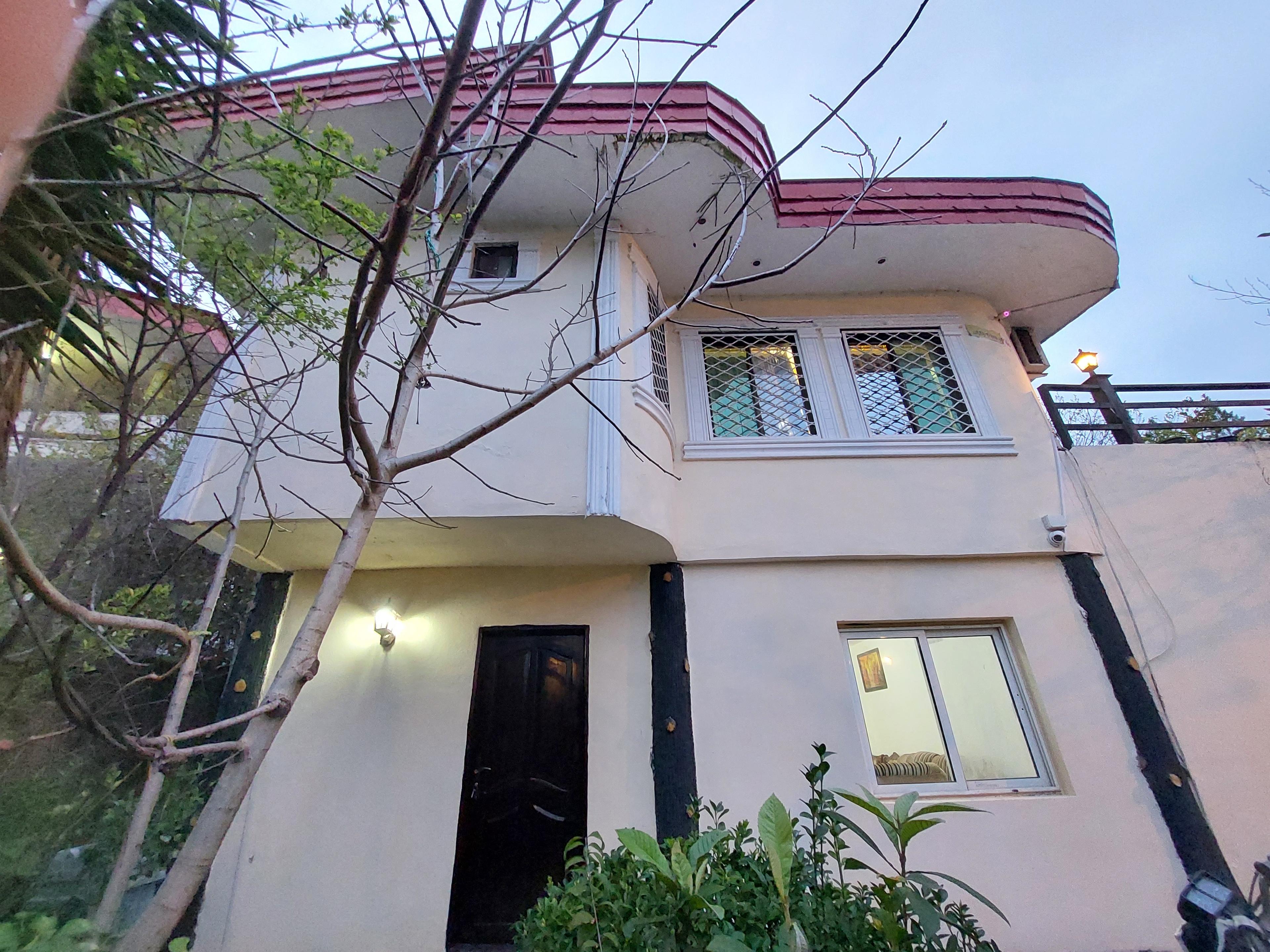 ویلا ساحلی استخردار با تراس رو به دریا و جنگل