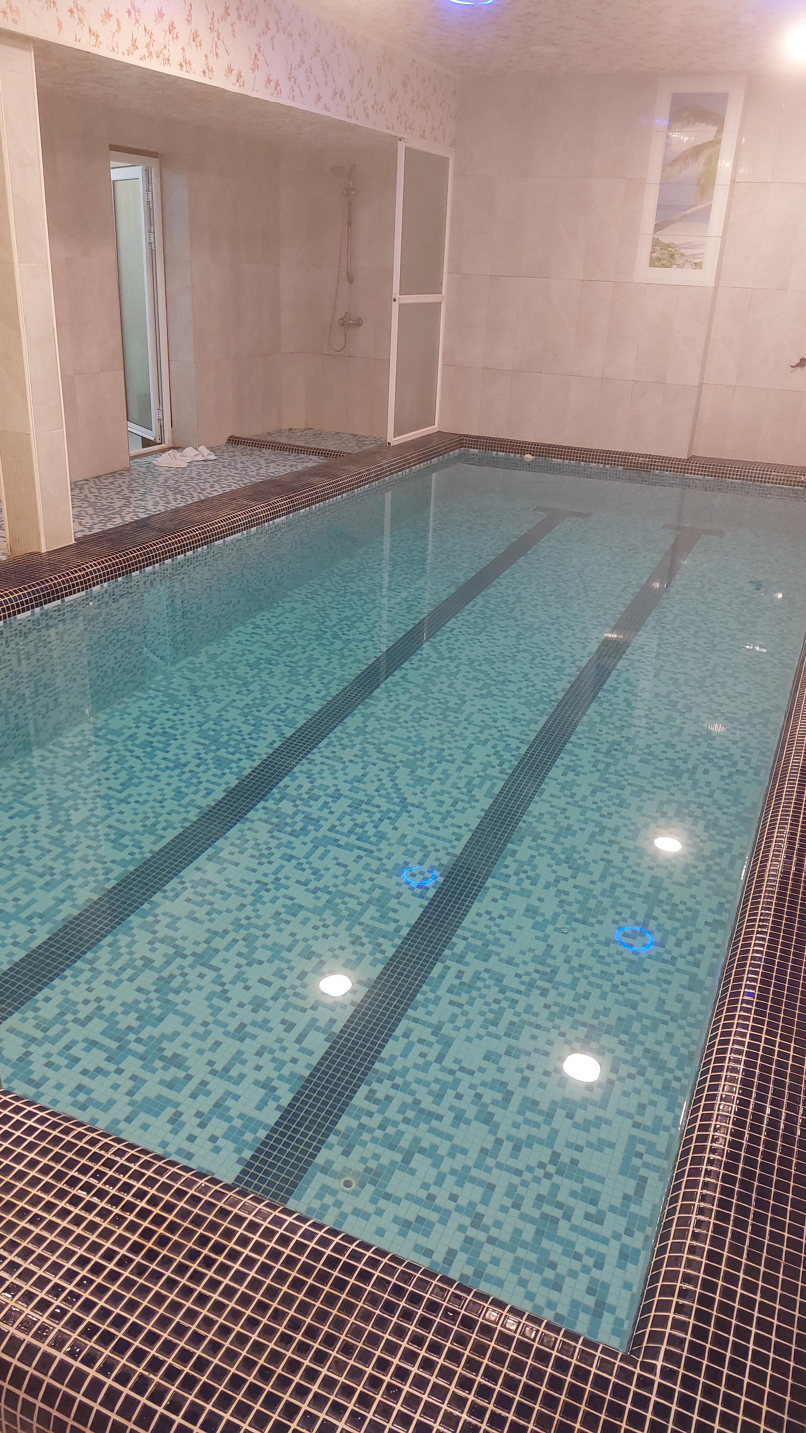 ویلا ساحلی استخردار با تراس رو به دریا و جنگل