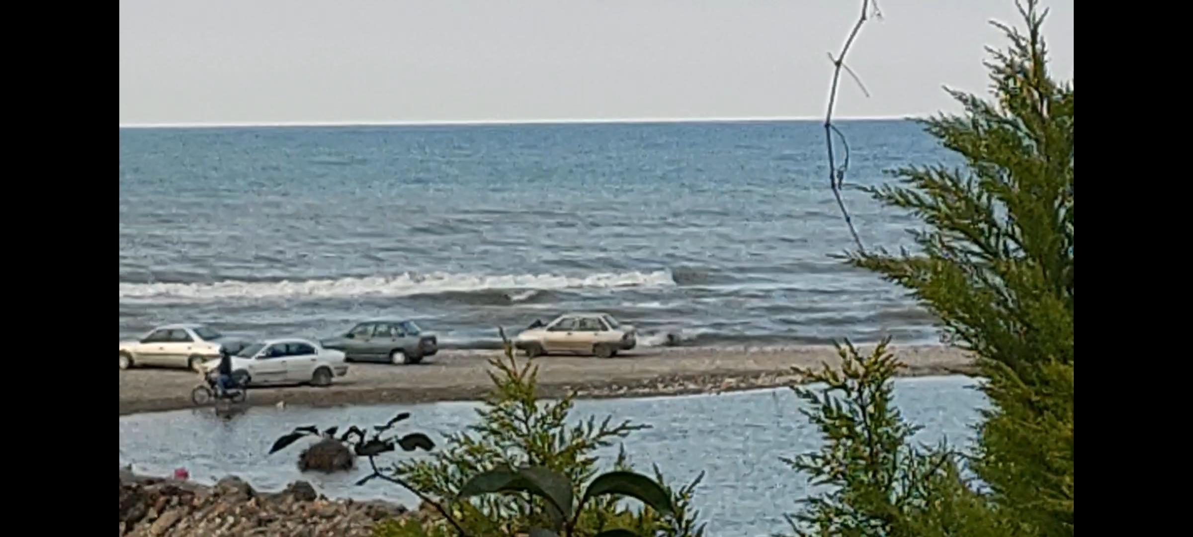 ویلا ساحلی استخردار با تراس رو به دریا و جنگل