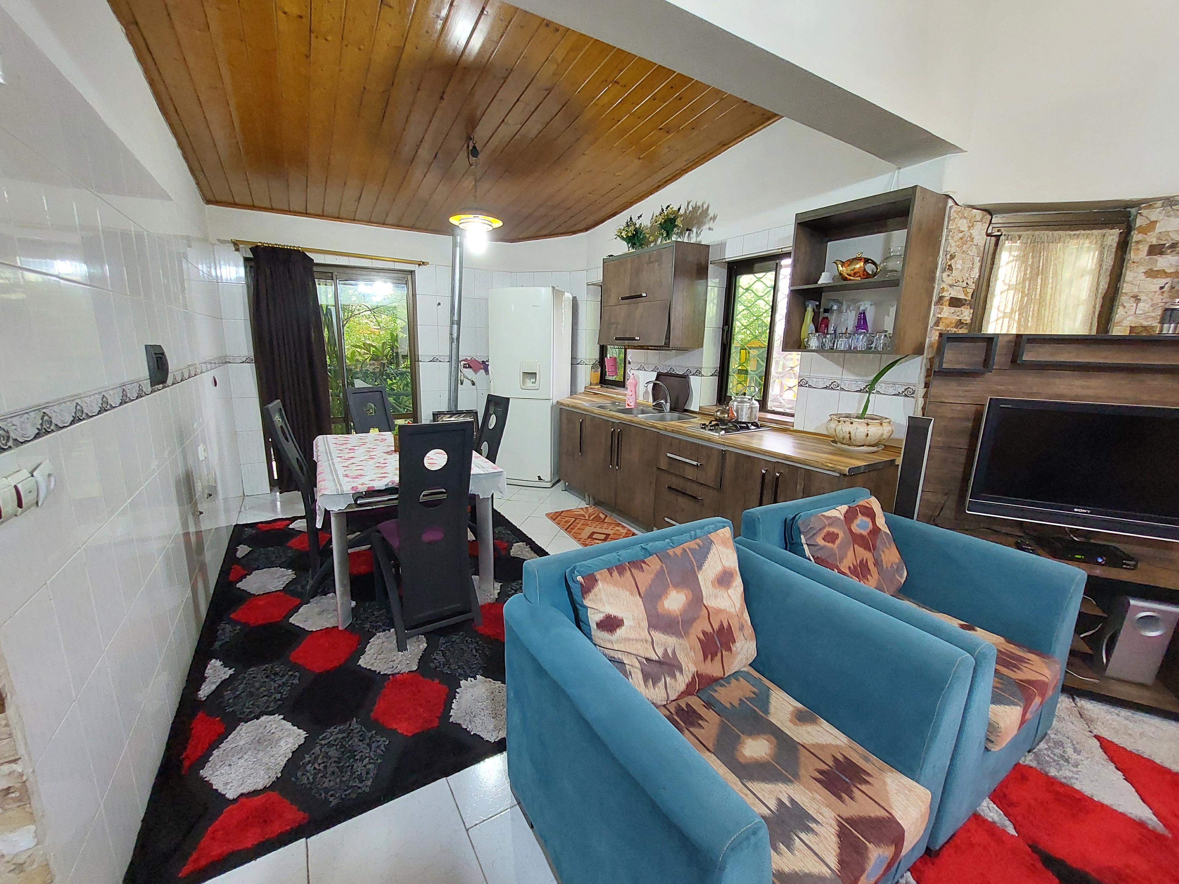 ویلا ساحلی استخردار با تراس رو به دریا و جنگل