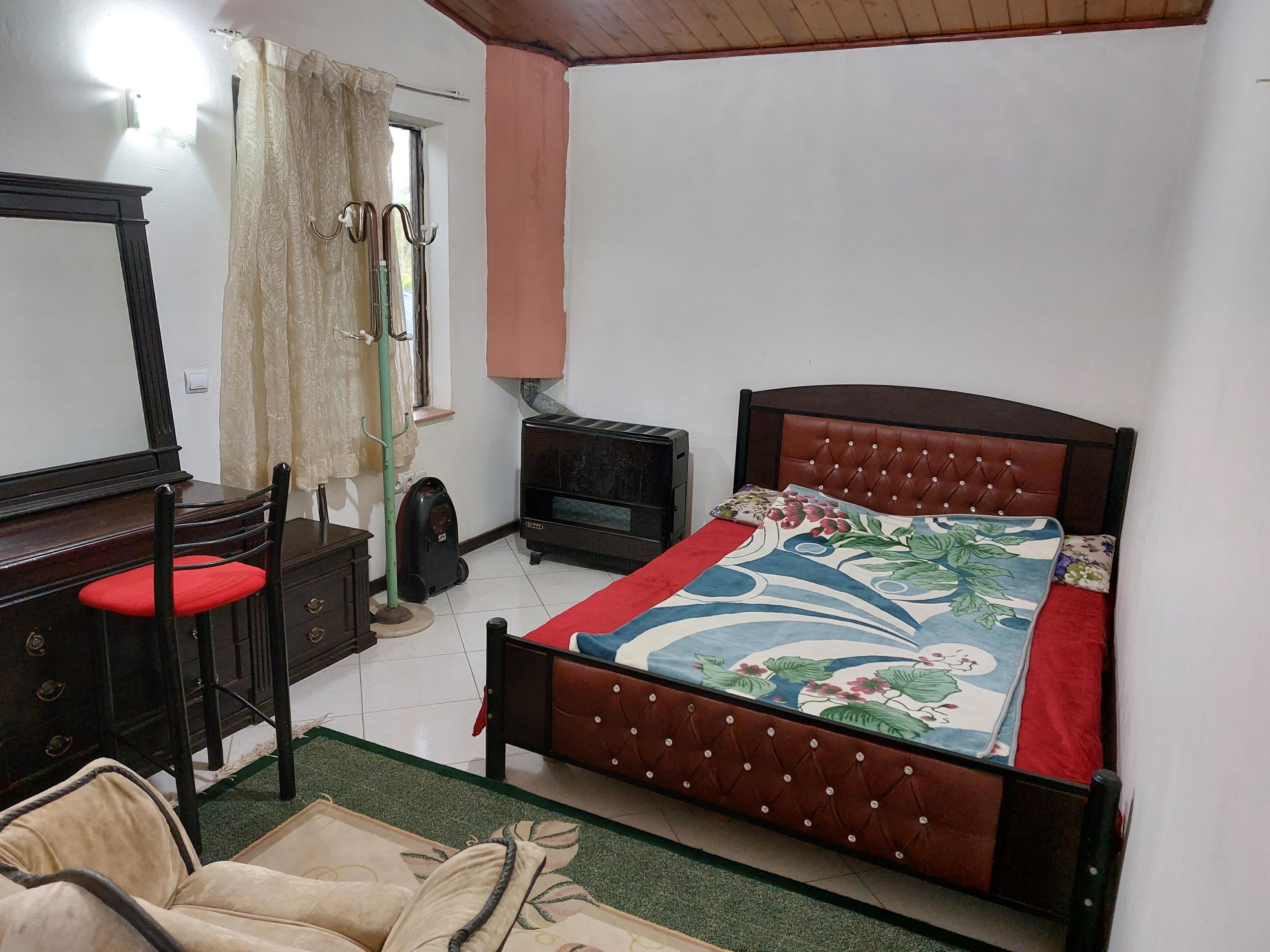 ویلا ساحلی استخردار با تراس رو به دریا و جنگل