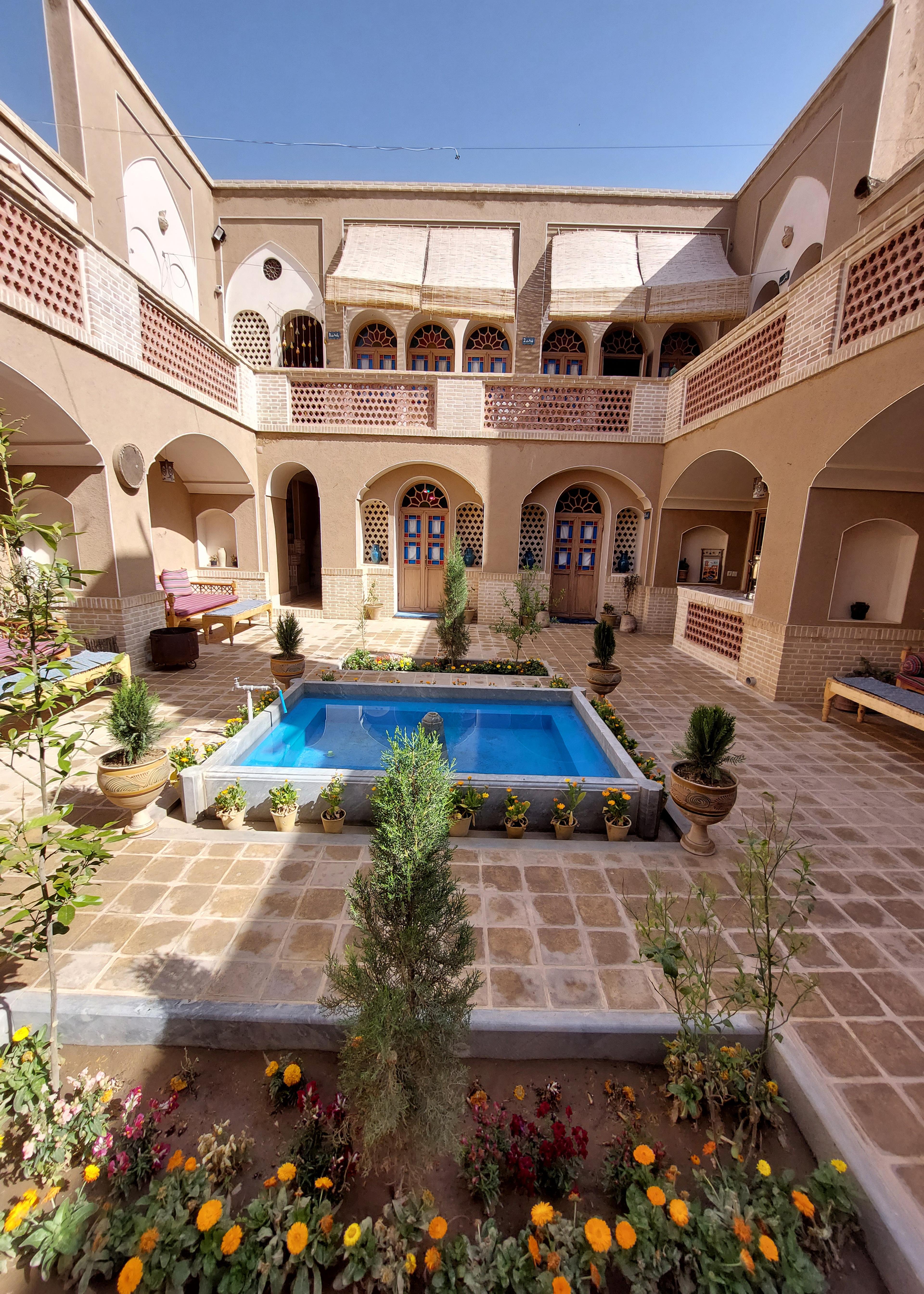 بوم گردی عمارت مهربانو در آران و بیدگل