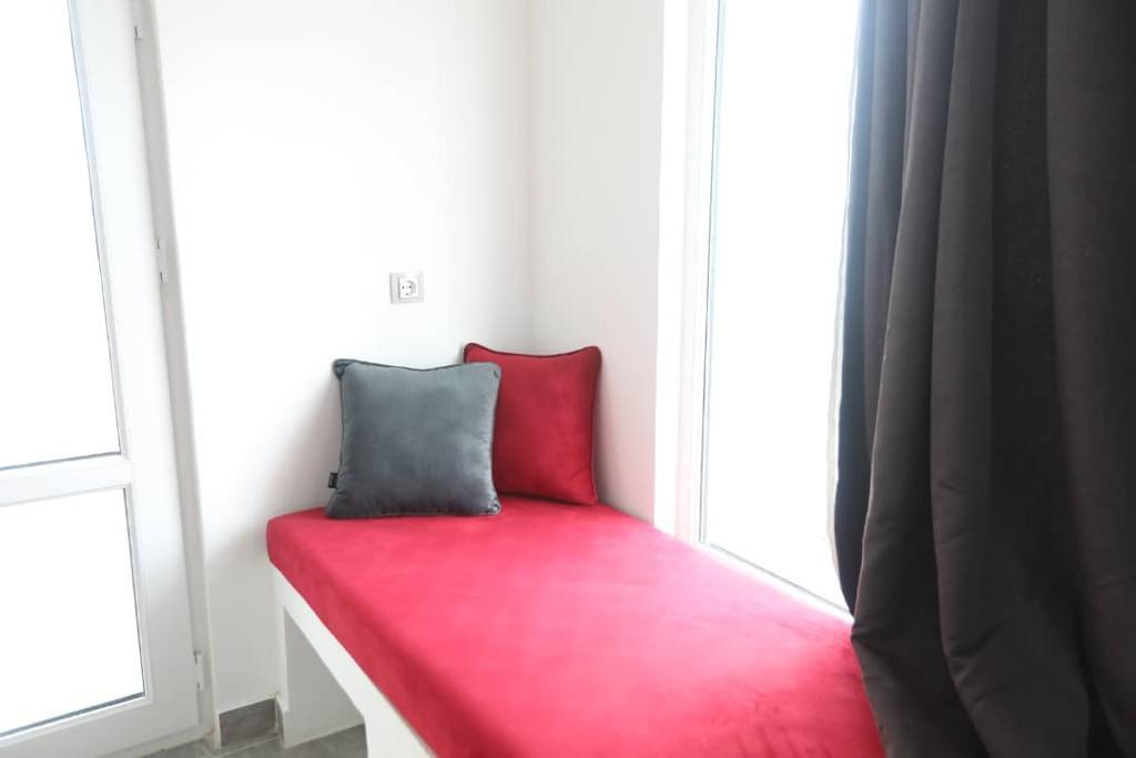 اقامتگاه بادگیر سفید در جزیره هنگام