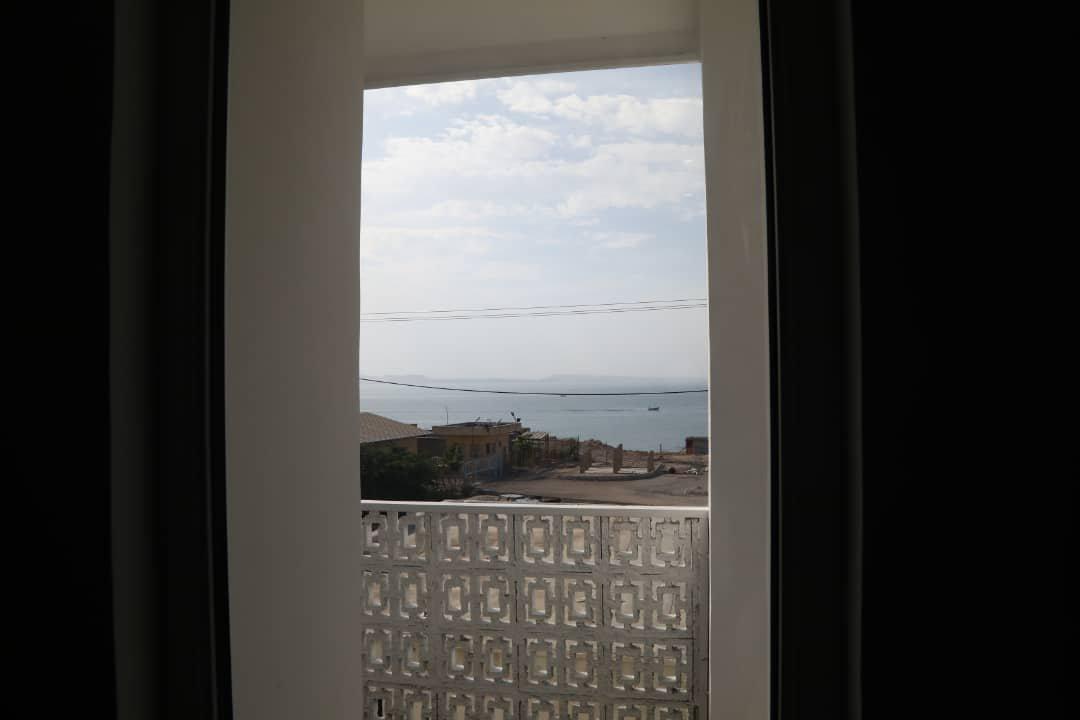 اقامتگاه بادگیر سفید در جزیره هنگام