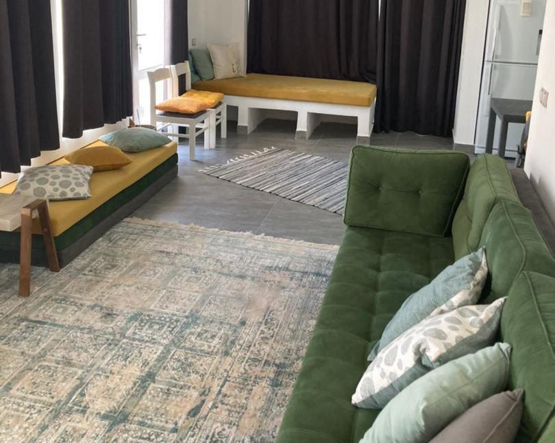 اقامتگاه بادگیر سفید در جزیره هنگام