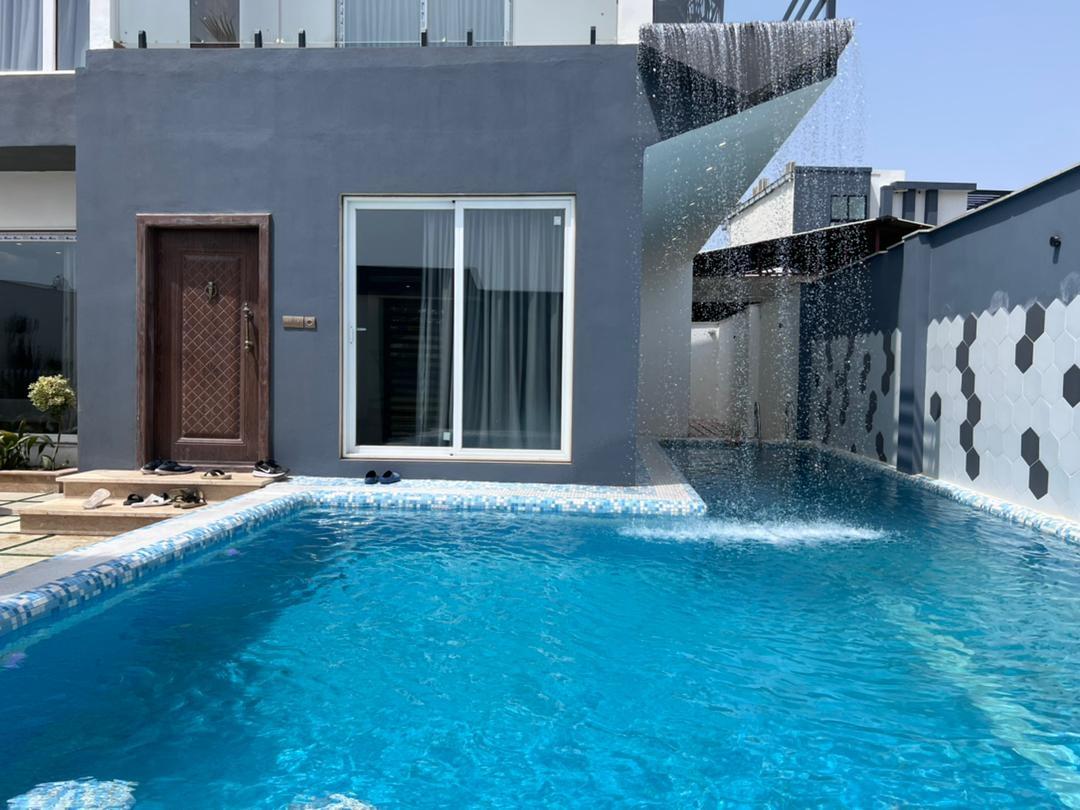 ویلا مدرن تریپلکس با استخر روباز آبگرم