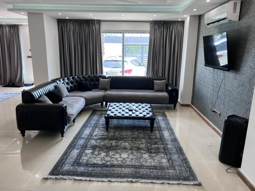 ویلا مدرن تریپلکس با استخر روباز آبگرم