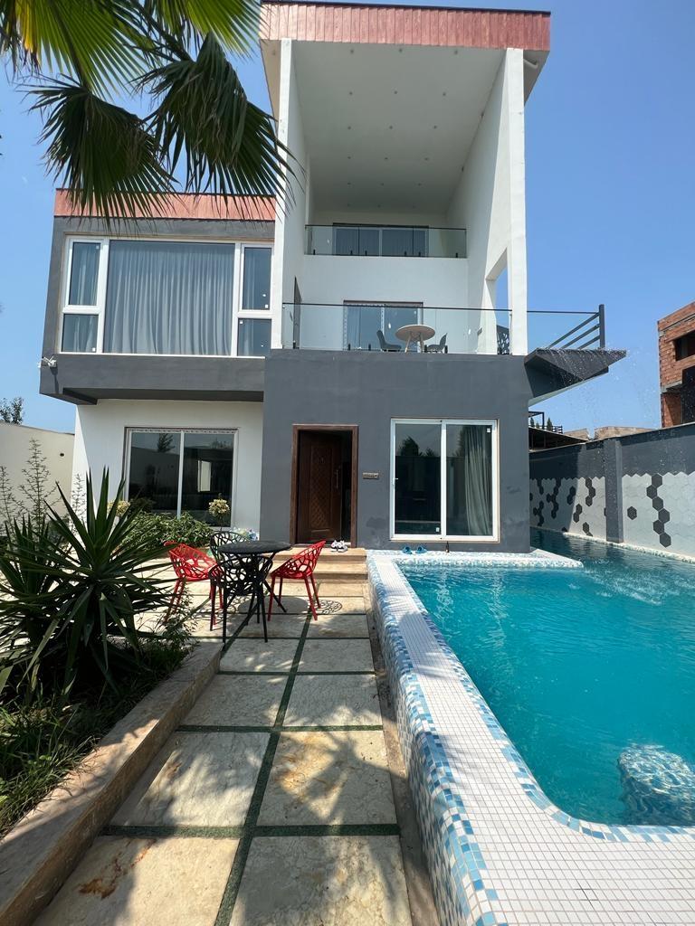 ویلا مدرن تریپلکس با استخر روباز آبگرم