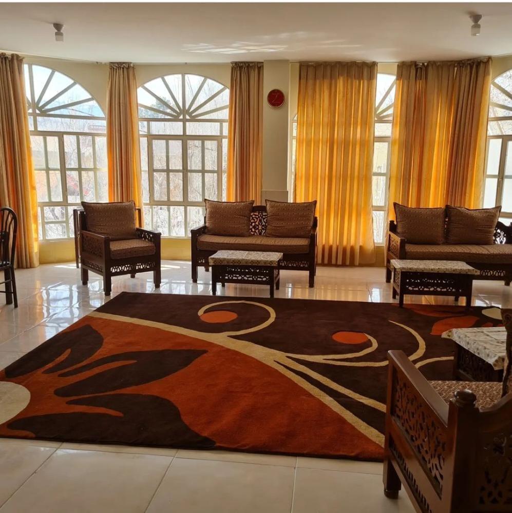 ویلا استخردار آبگرم در باغ بهادران