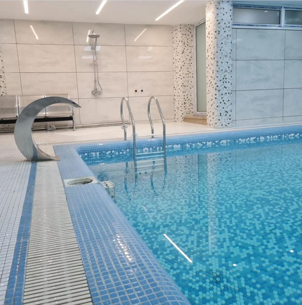 ویلا استخردار آبگرم در باغ بهادران