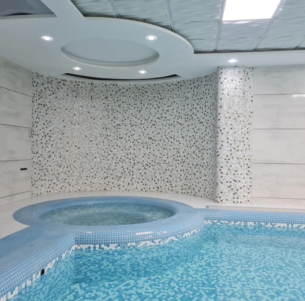 ویلا استخردار آبگرم در باغ بهادران