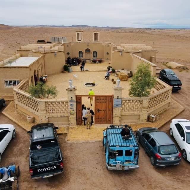 اقامتگاه بوم گردی نمکزار سه قلعه در سرایان