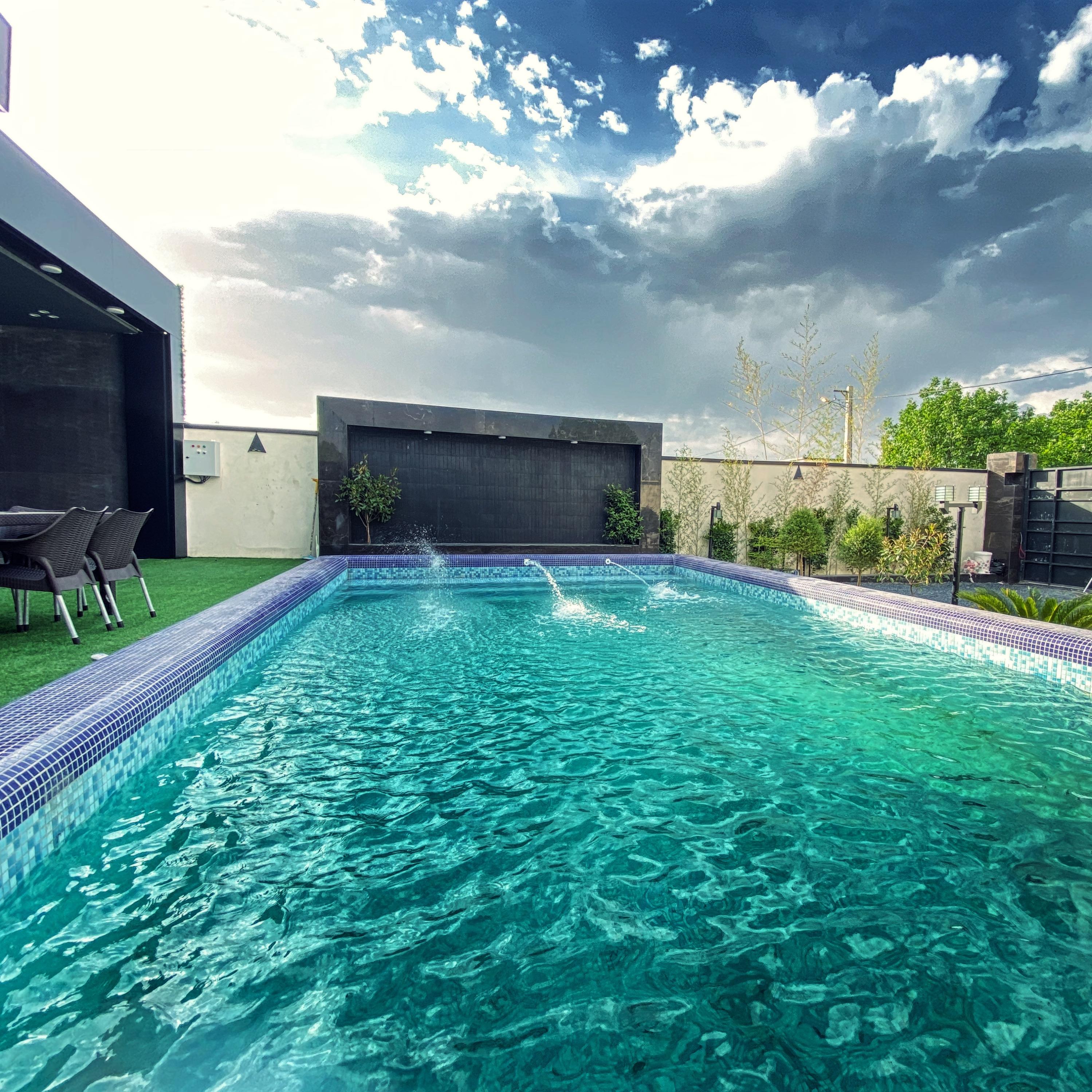 ویلا نوساز مدرن با استخر روباز آبگرم