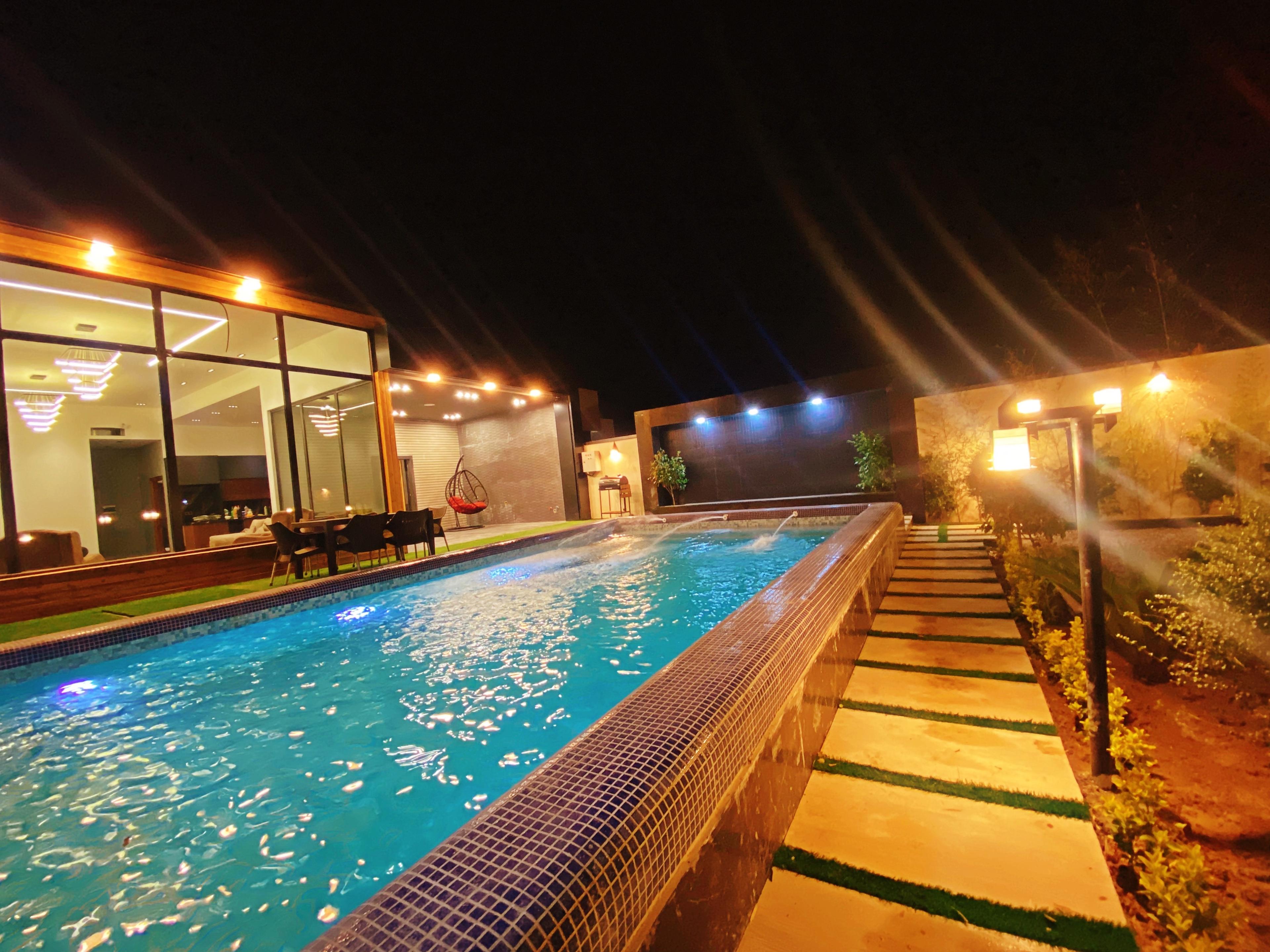 ویلا نوساز مدرن با استخر روباز آبگرم