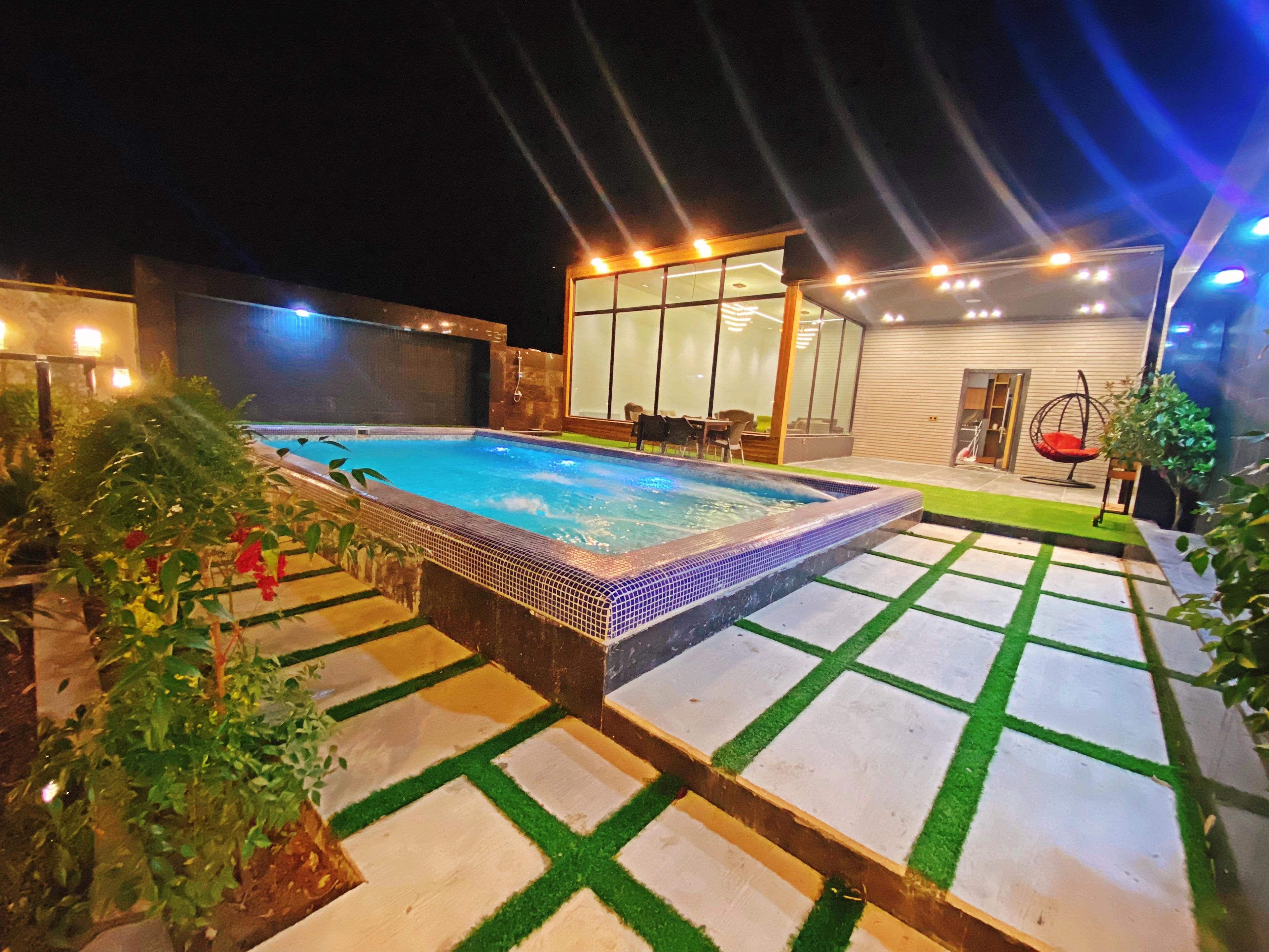 ویلا نوساز مدرن با استخر روباز آبگرم