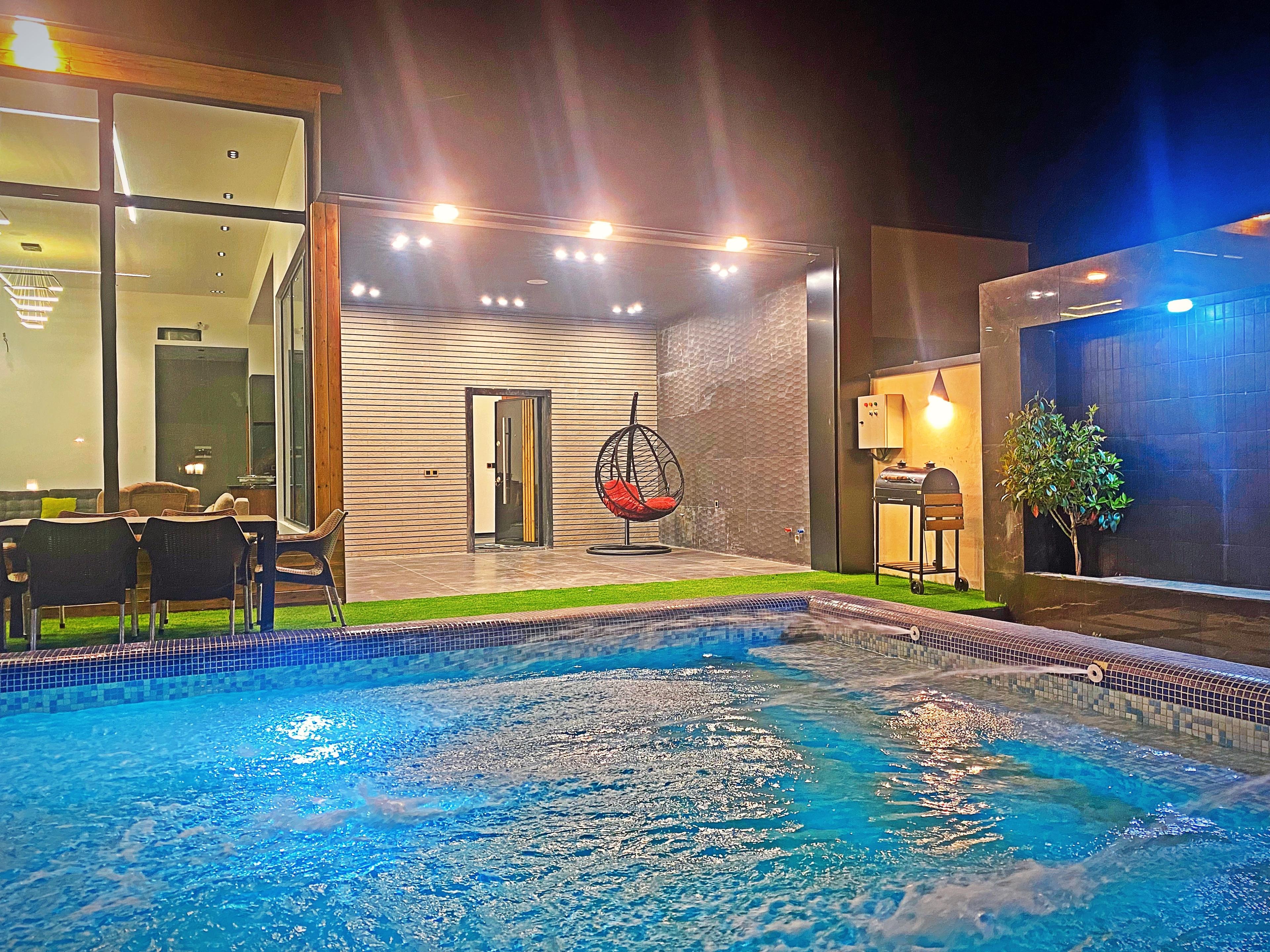 ویلا نوساز مدرن با استخر روباز آبگرم