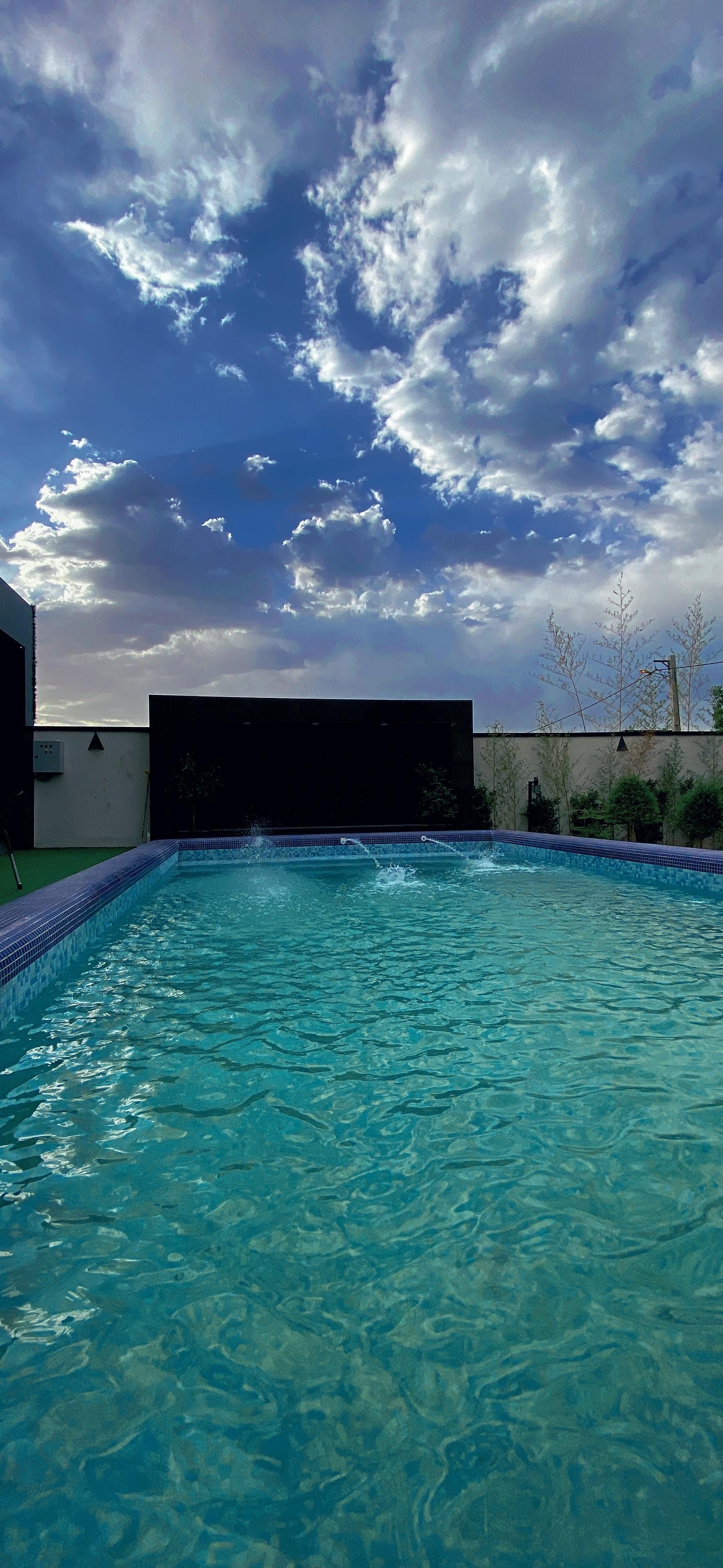 ویلا نوساز مدرن با استخر روباز آبگرم