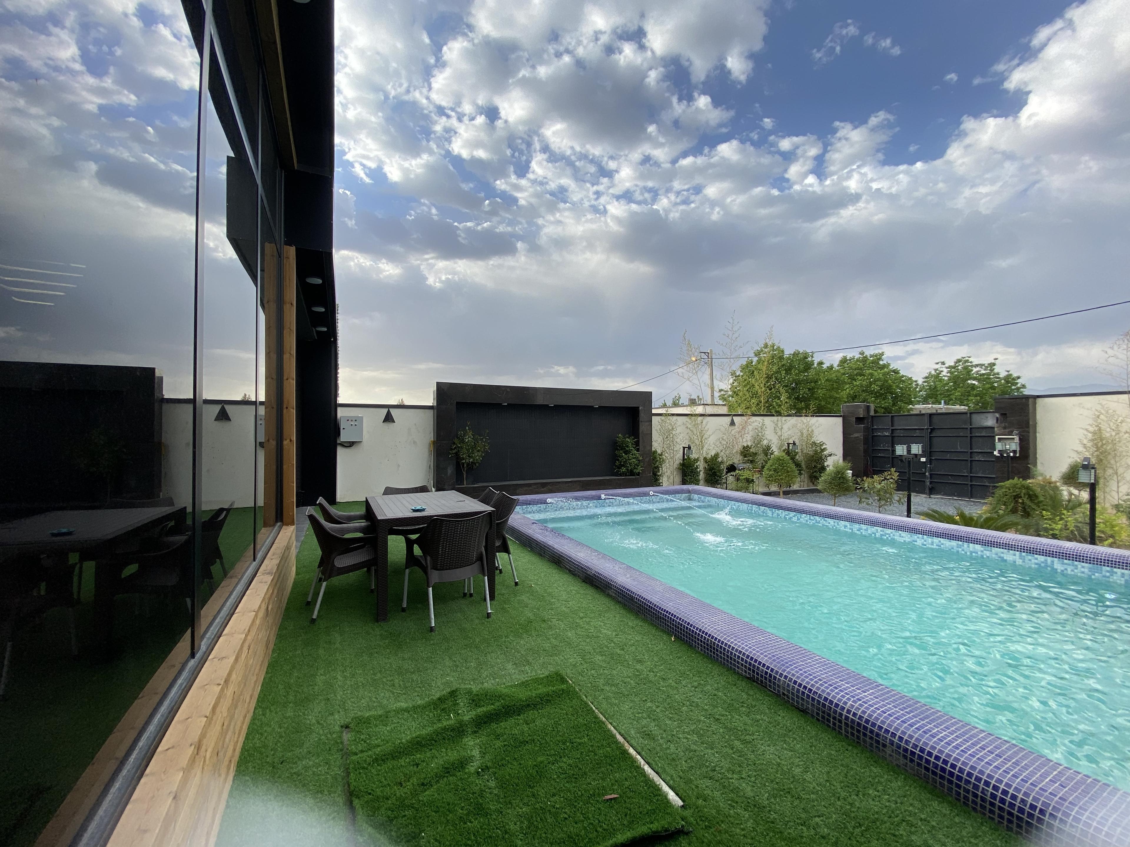 ویلا نوساز مدرن با استخر روباز آبگرم