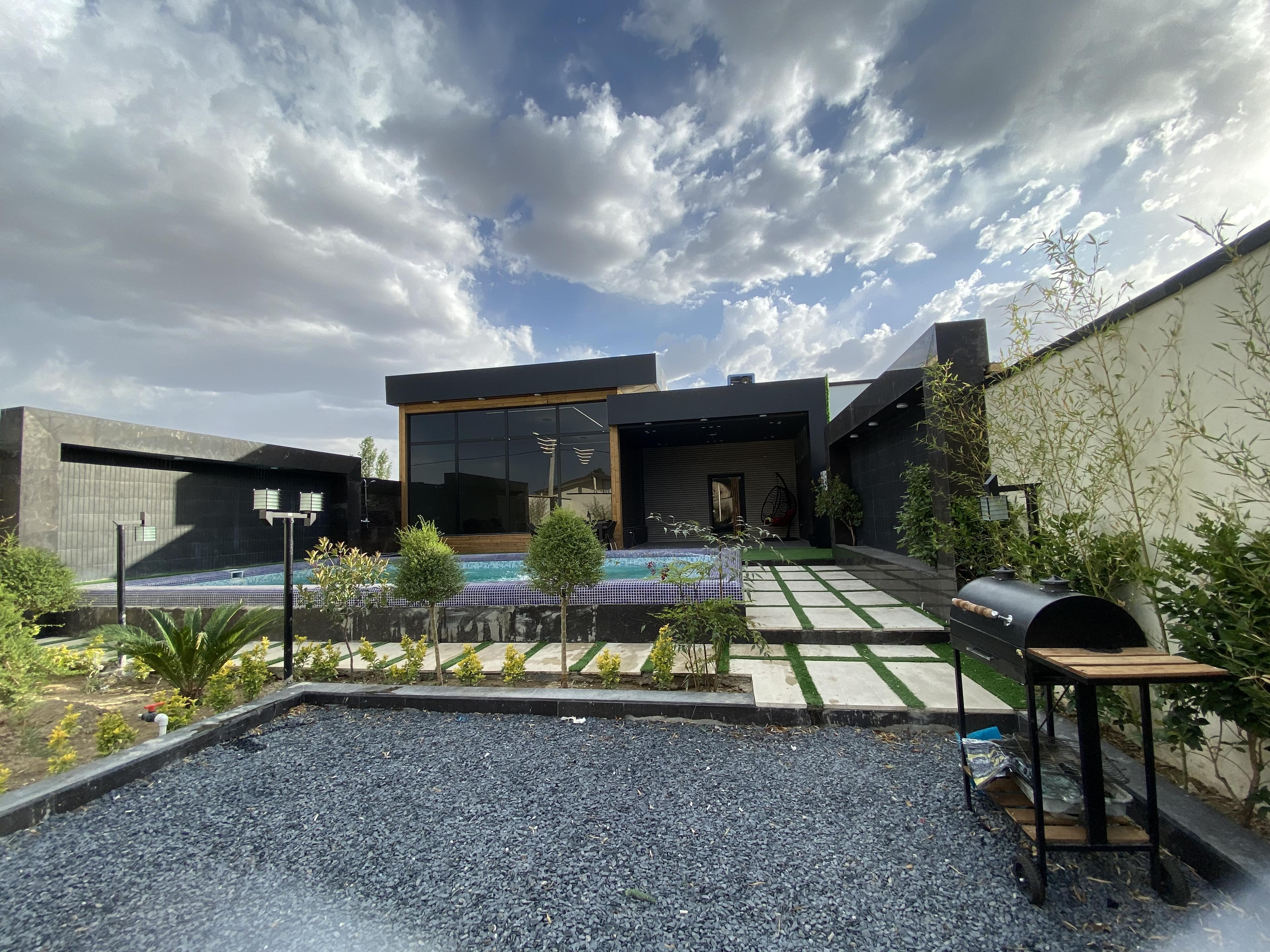 ویلا نوساز مدرن با استخر روباز آبگرم