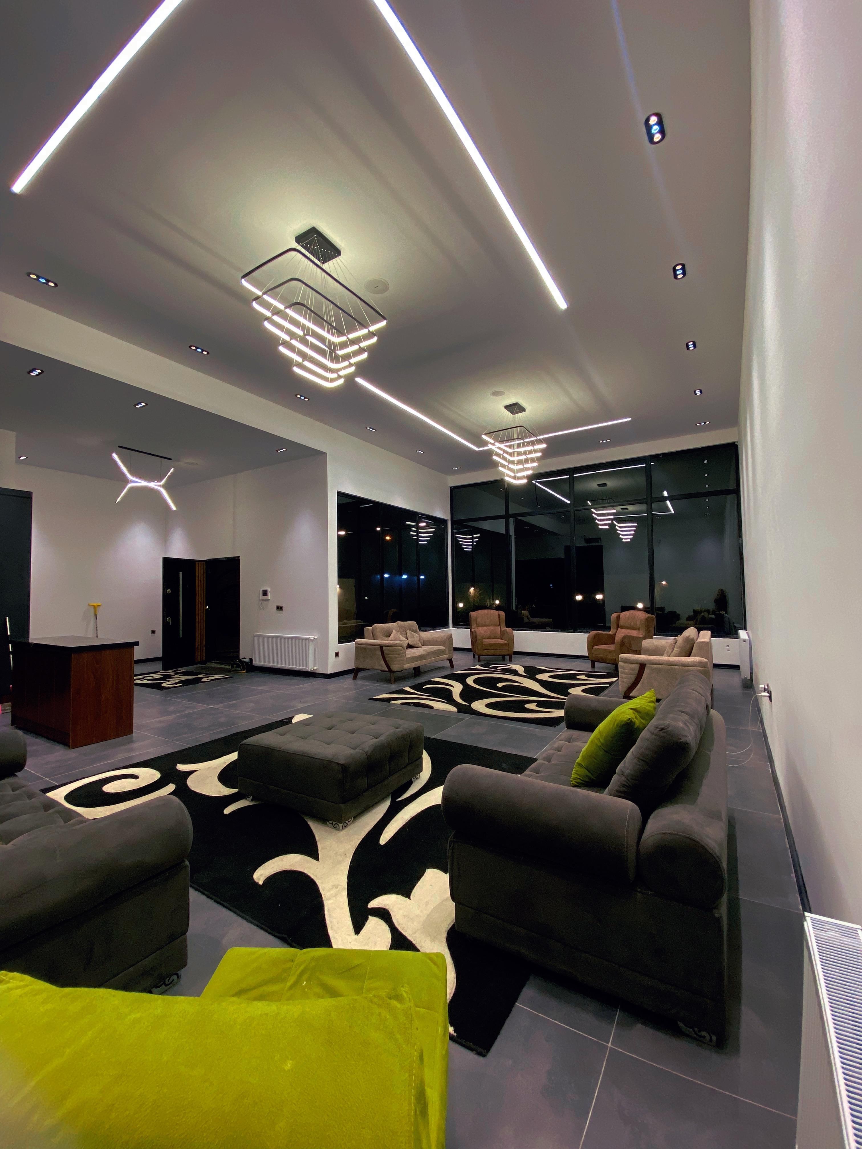 ویلا نوساز مدرن با استخر روباز آبگرم