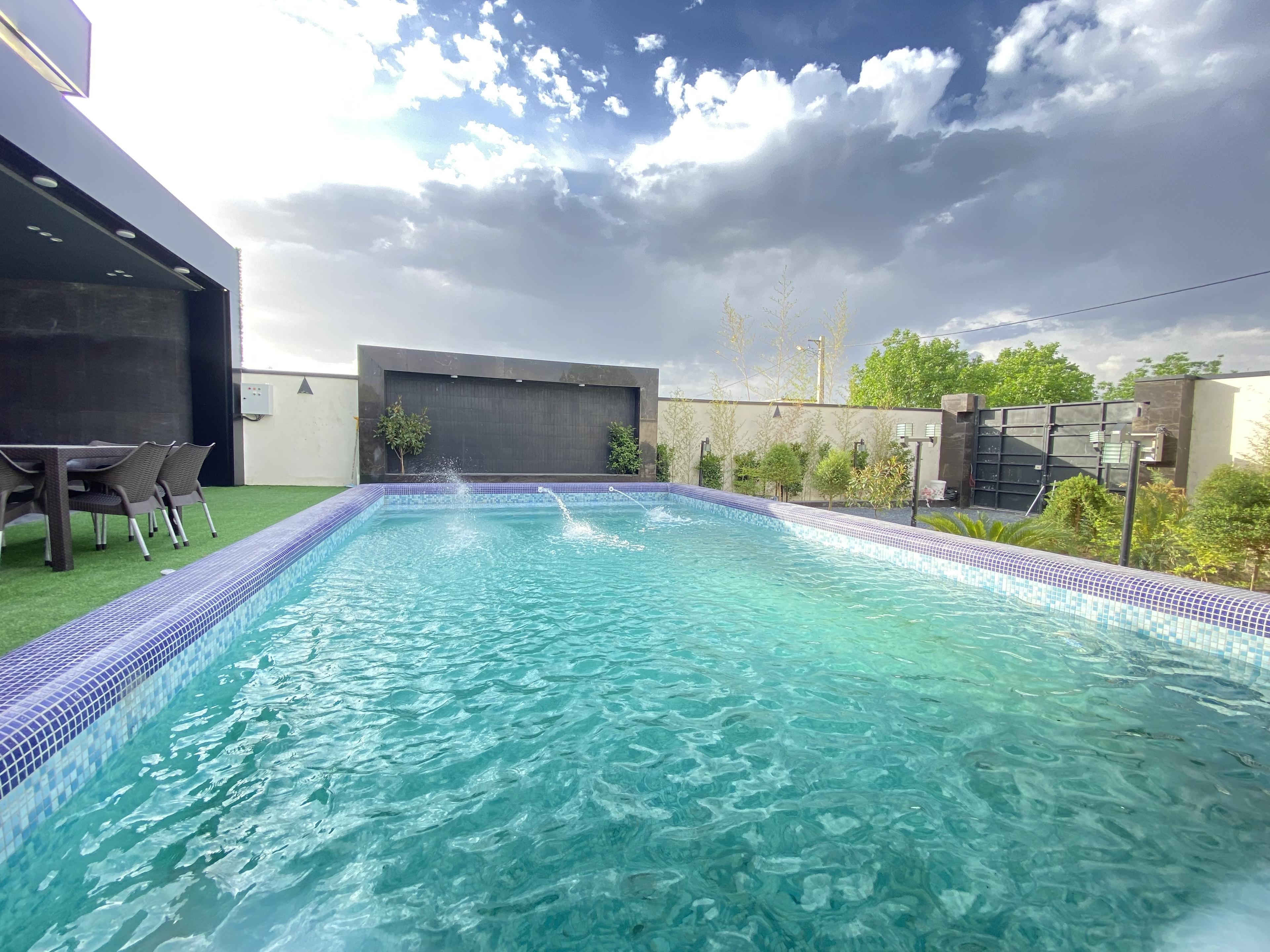 ویلا نوساز مدرن با استخر روباز آبگرم