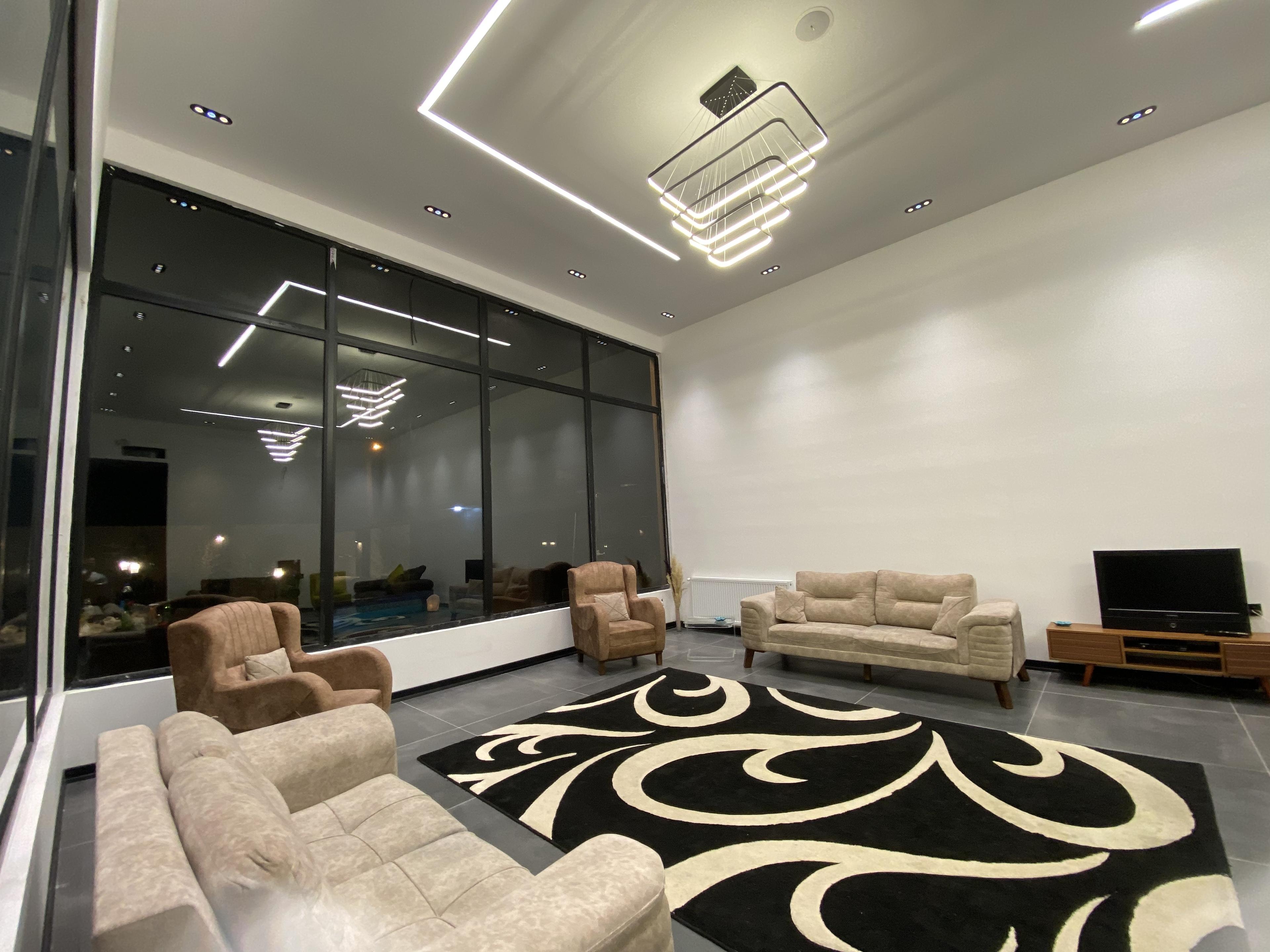 ویلا نوساز مدرن با استخر روباز آبگرم