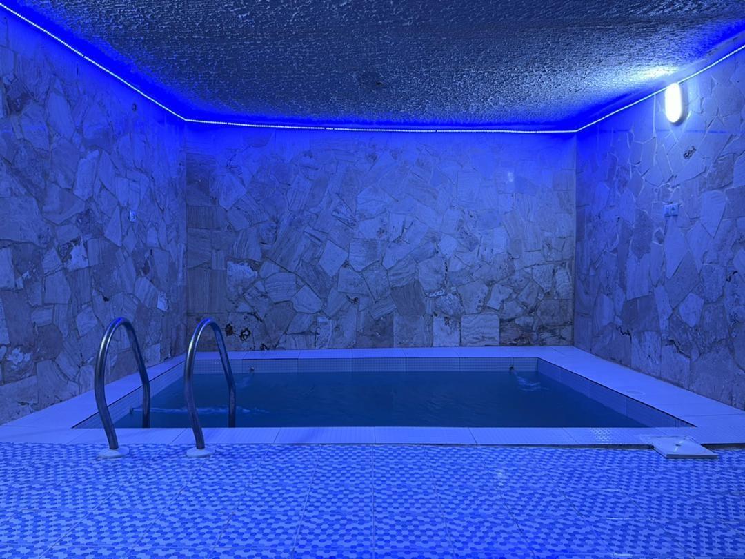 ویلا استخردار آبگرم لب آب باغ بهادران