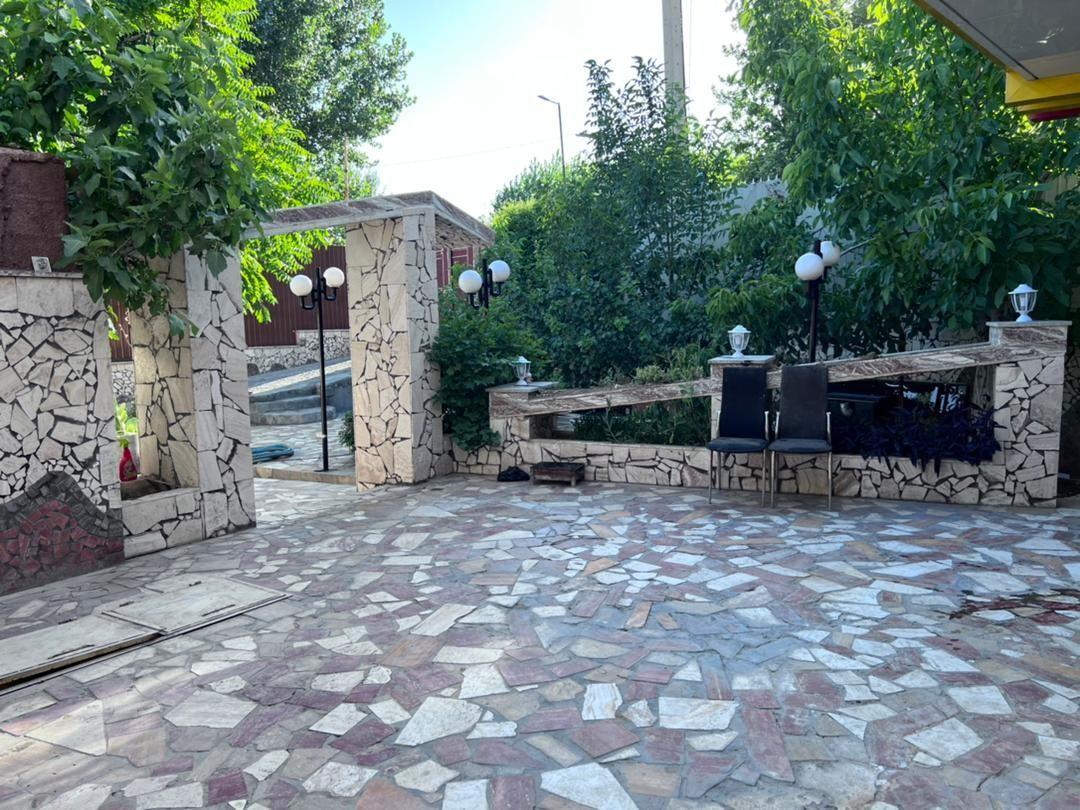 ویلا استخردار آبگرم لب آب باغ بهادران