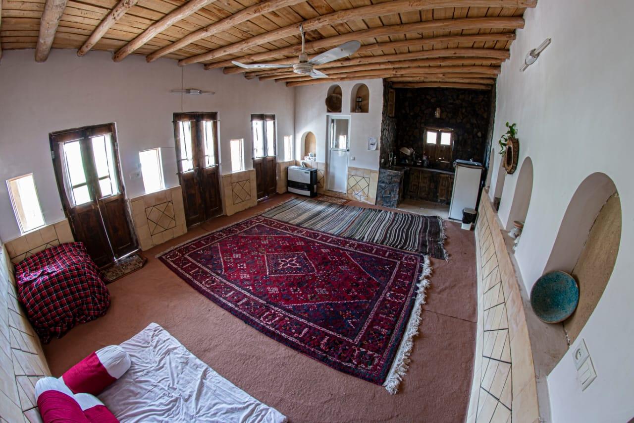 بومگردی آرامش شهر برزک کاشان - گل محمدی