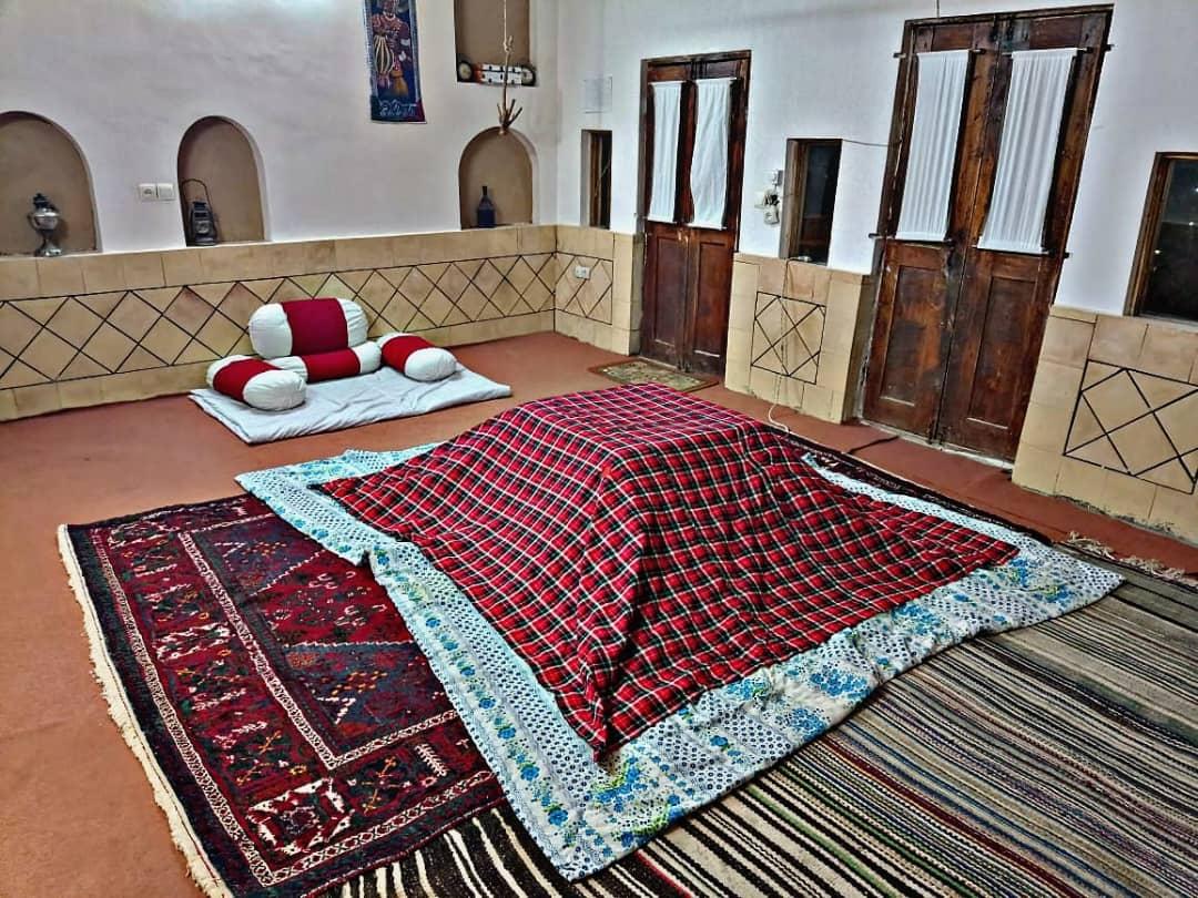 بومگردی آرامش شهر برزک کاشان - گل محمدی