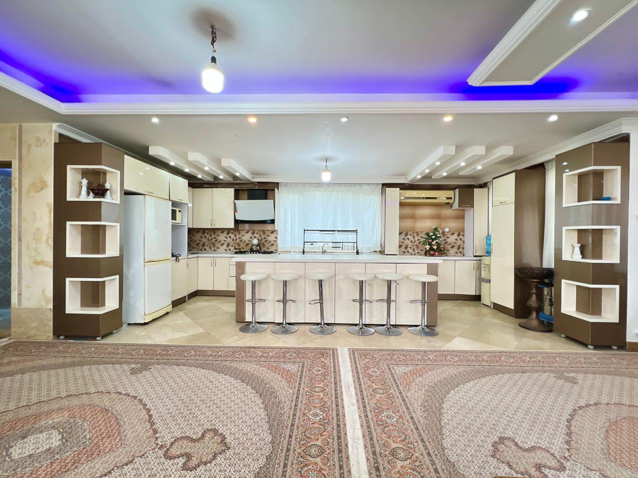 عمارت سه خوابه لوکس با استخر سرپوشیده کردان