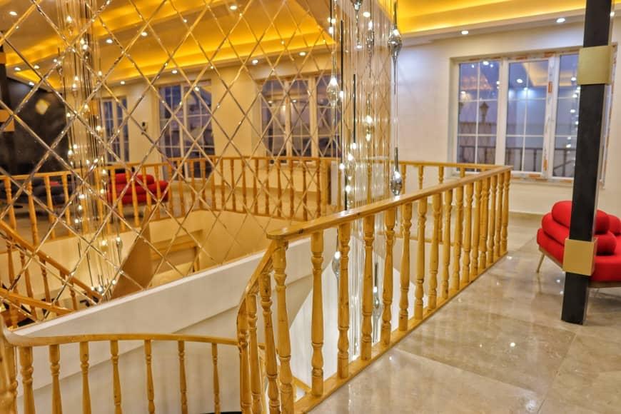 عمارت طلایی استخر دار در زیباکنار